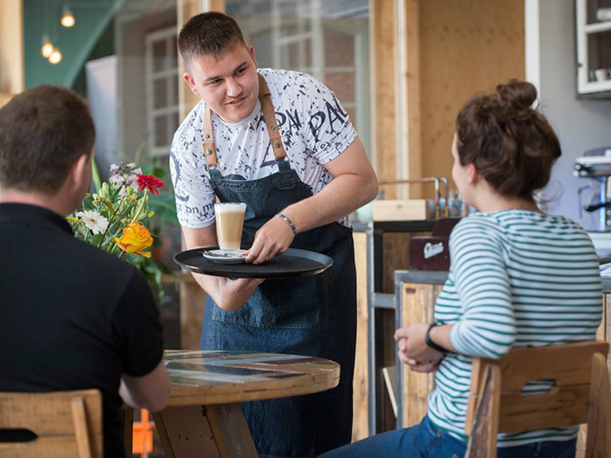 Bjorn serveert latte machiatto aan gast