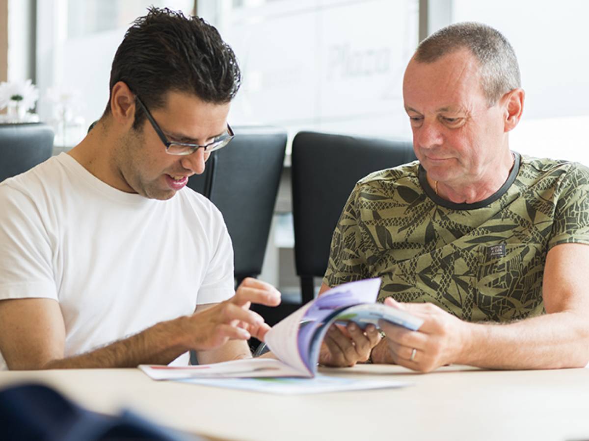 Rutger en Jan Glorius bladeren door een tijdschrift