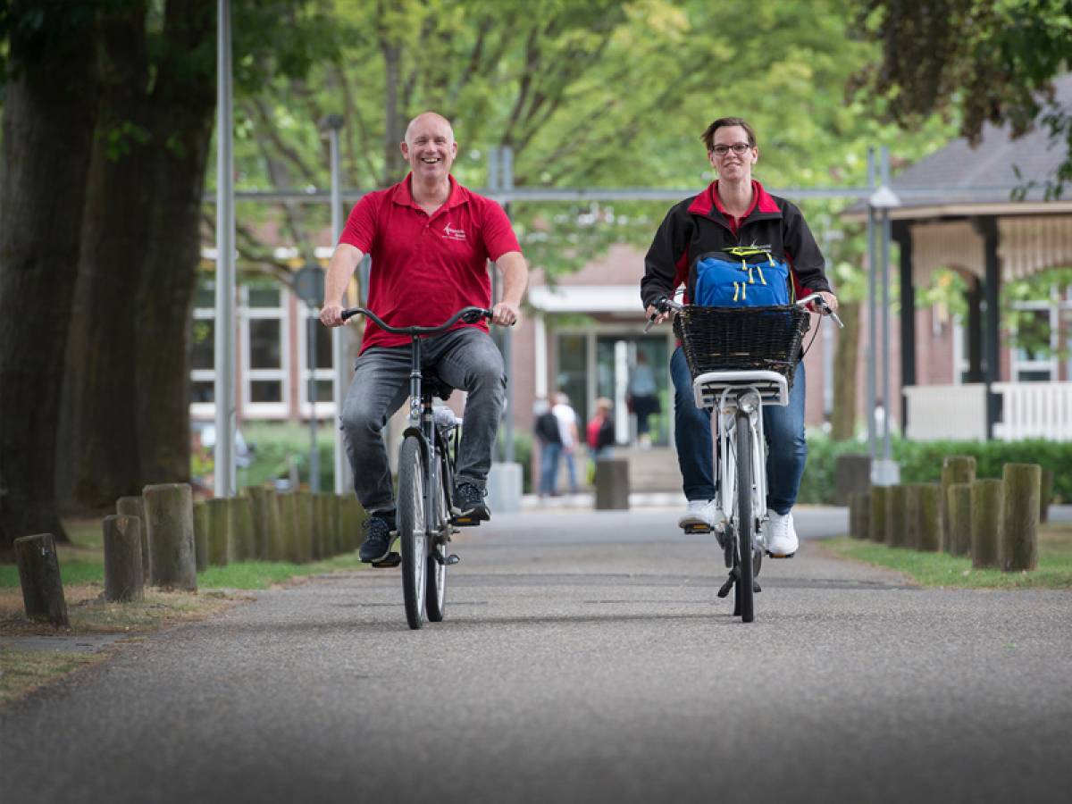 EVA team op de fiets cliënt en verpleegkundige