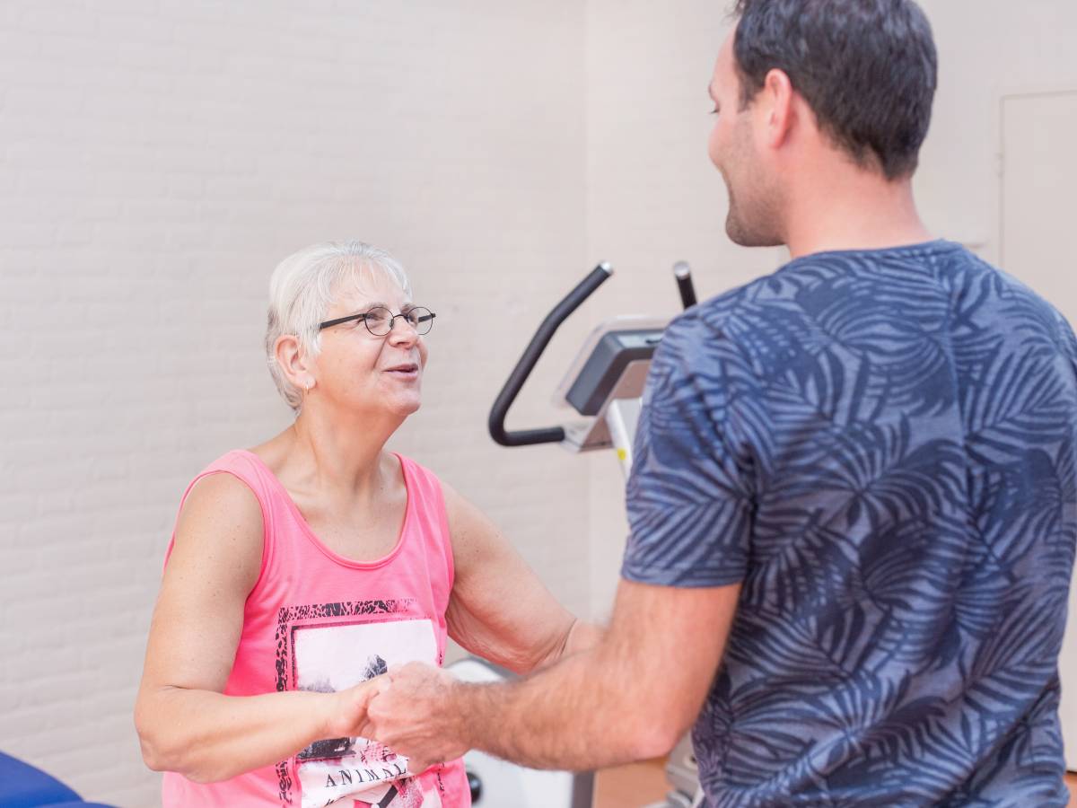 Thomas Rijken, fysiotherapeut bij Amarant samen met cliënte trainen