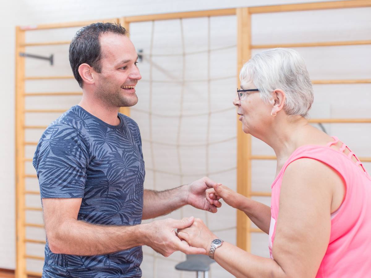 Thomas Rijken, fysiotherapeut bij Amarant samen met cliënte trainen