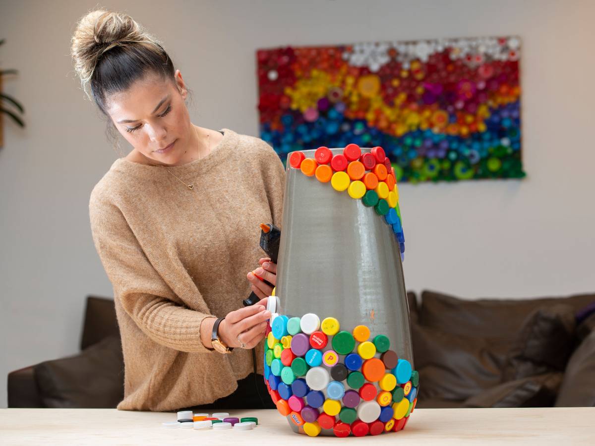 Meryem werkt aan de vaas