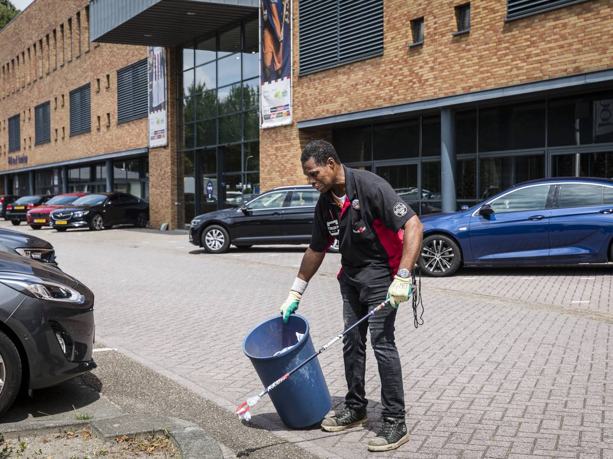 Het serviceteam Willem II van Amarant ruimt afval op