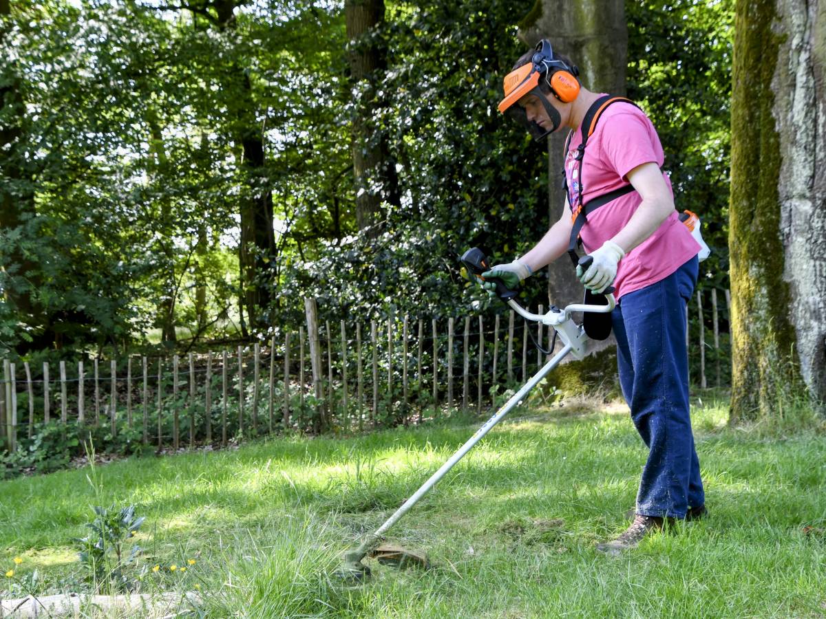 Cliënt snoeit de tuin