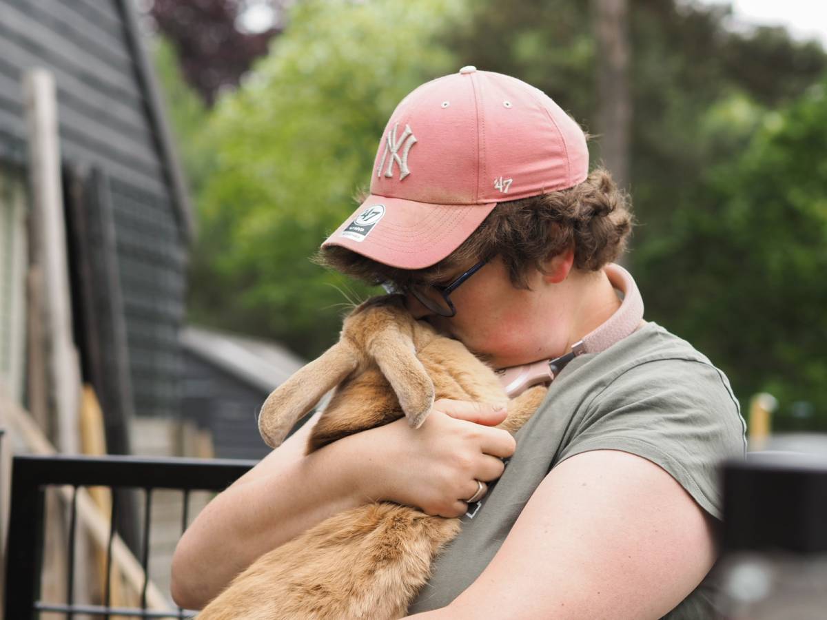 Cliënt knuffelt met konijn