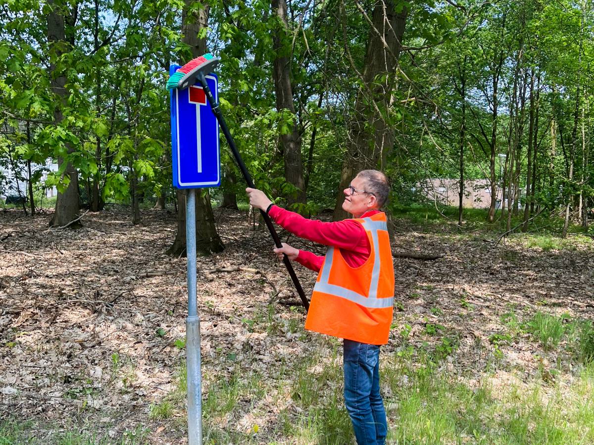 Verkeersborden schoonmaken