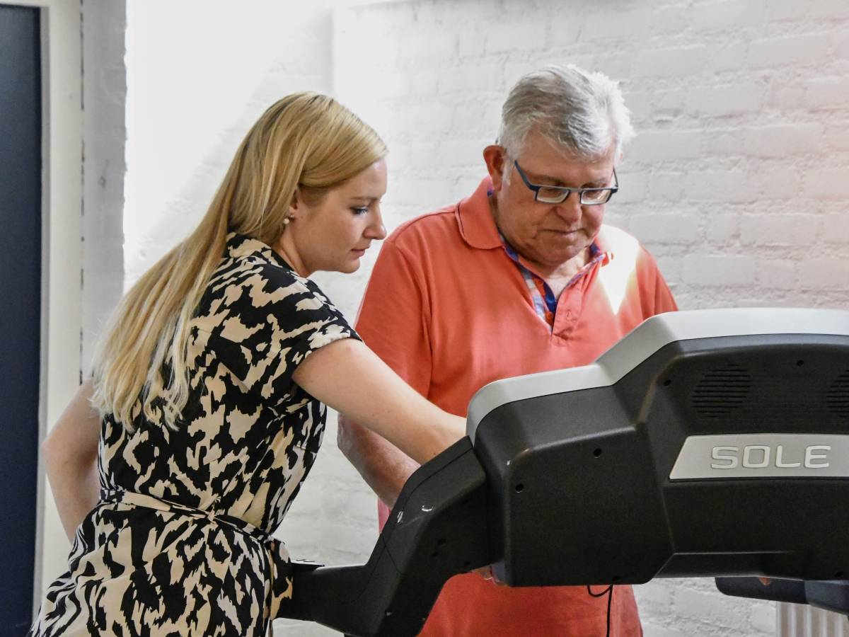 Cliënt helpen bij het sporten